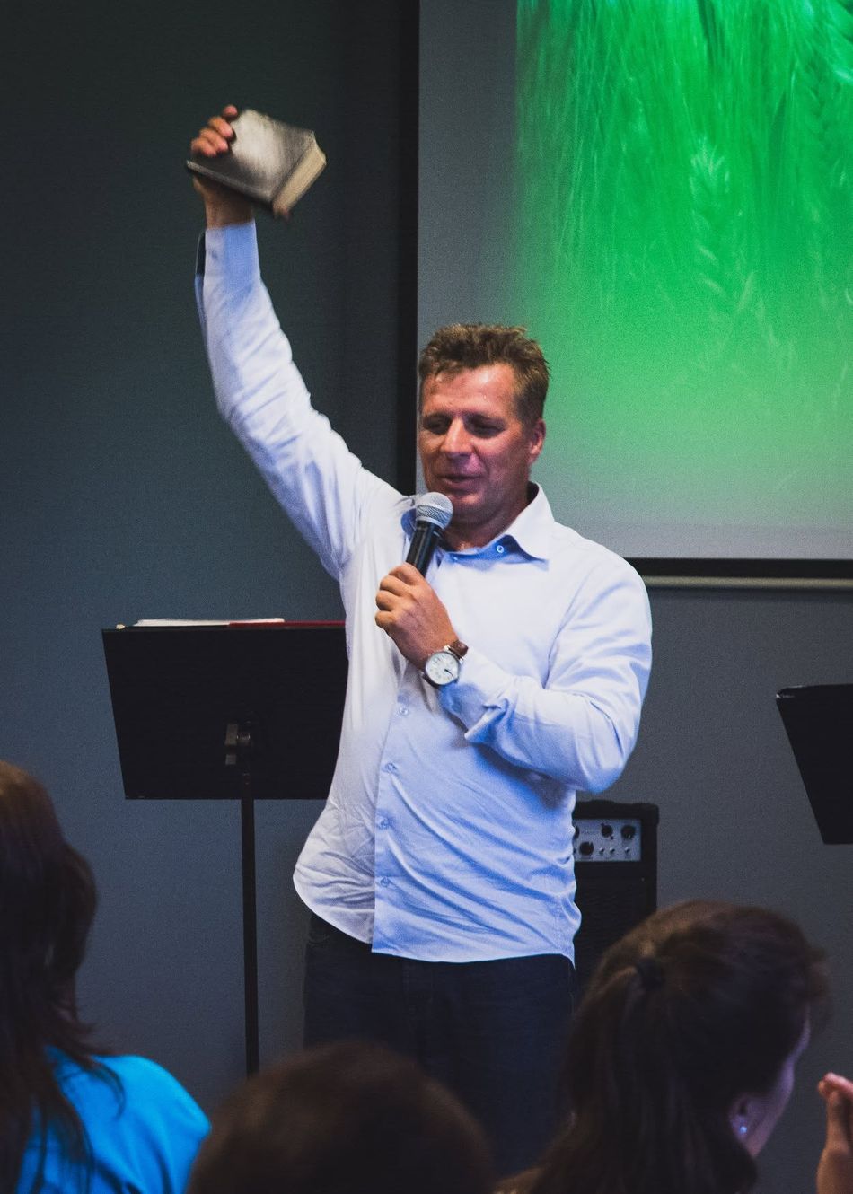 Pastor Petr Lysek hält eine Bibel hoch