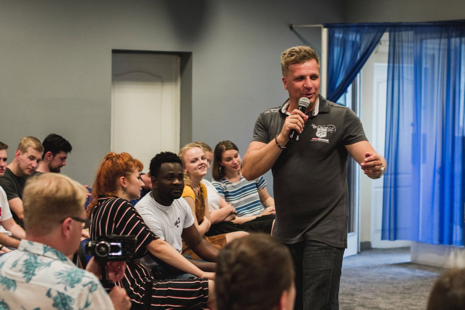 Pastor Petr Lysek spricht zu jungen Menschen